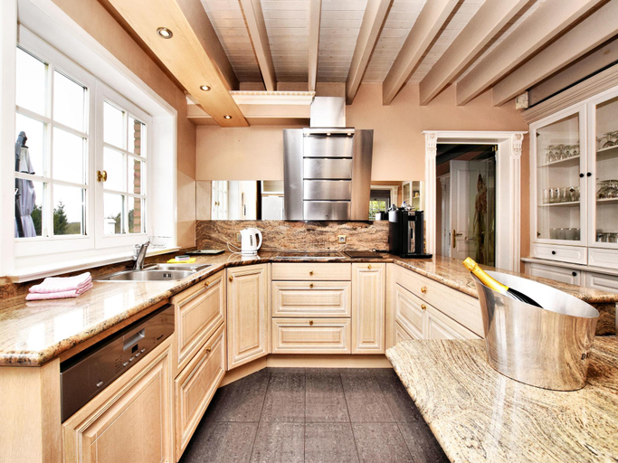 Others 5, Durbuy Luxe Villa with Pool, Namur