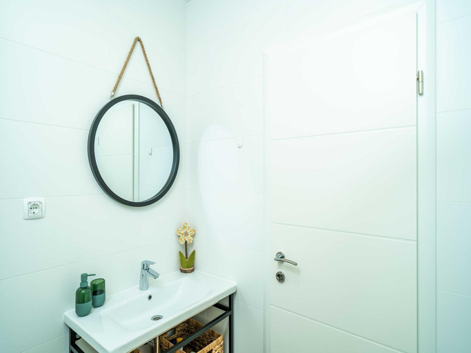 Bathroom 2, Apartments Lovro - One bedroom apartment with Balcony and Sea View 3, Pojezerje