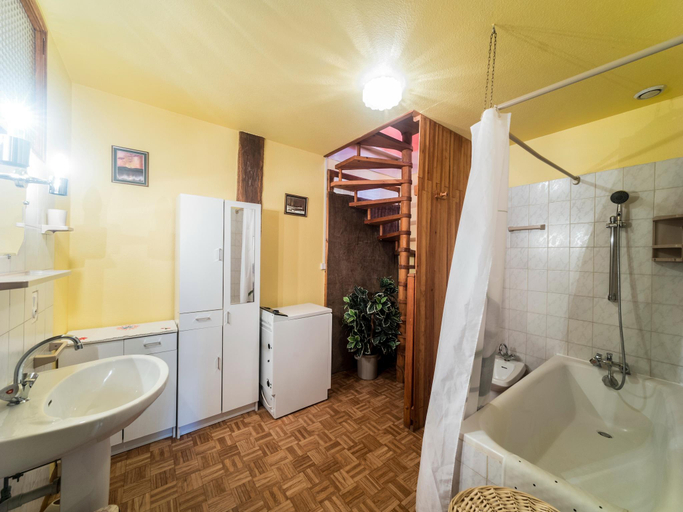 Bathroom 2, Apartment in Darney with Meadow Views, Vosges