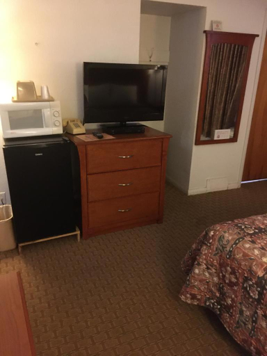 Bedroom 3, Moon Mist Motel, Meade
