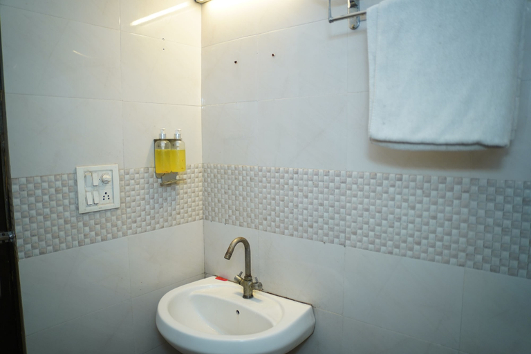 Bathroom 2, Hotel Blue Sky By Admire Stays, Delhi