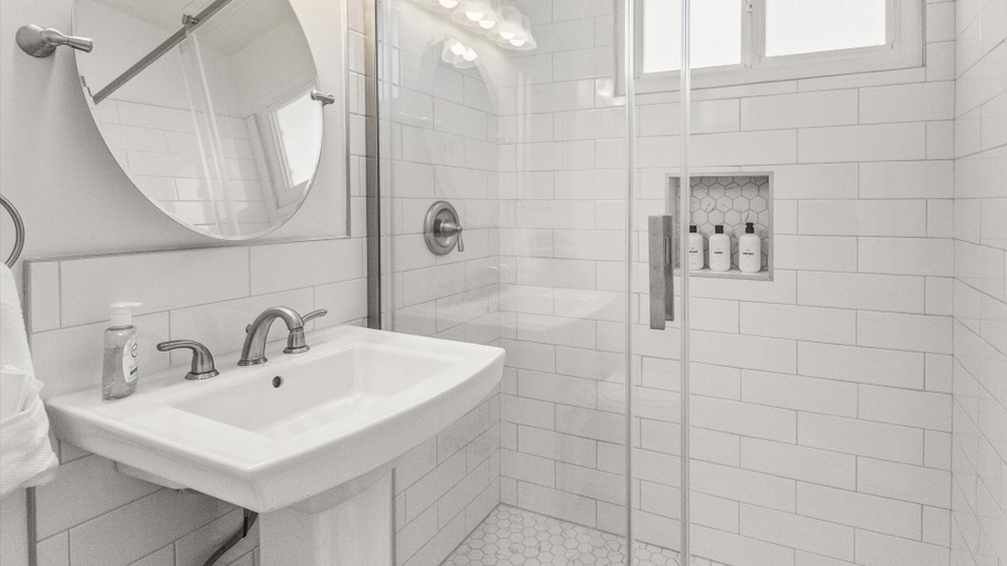 Bathroom 4, Los Aguajes, Santa Barbara
