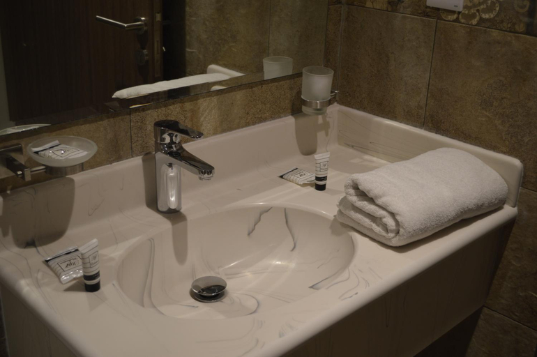 Bathroom 4, Terrace View 2 serviced apartments, Al Khobar