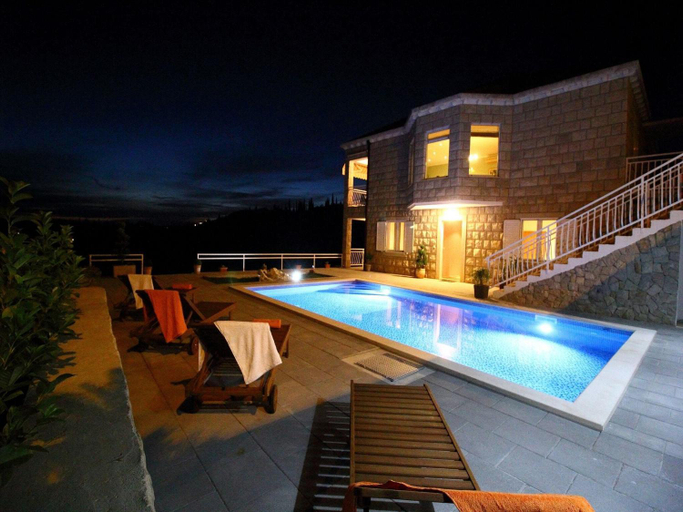 Sport & Beauty 2, Villa Oasis Cypress - Three Bedroom Villa with Terrace and Swimming Pool, Konavle