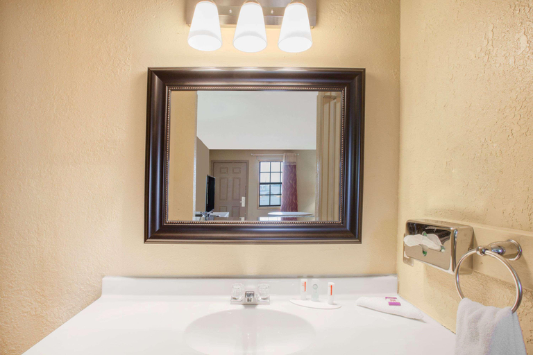 Bathroom 5, Knights Inn Wildersville, Henderson