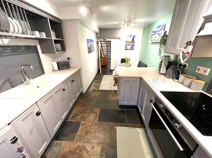Others 4, Cottage - Sleeps 4 - Pet Friendly - Terrace, Gwynedd