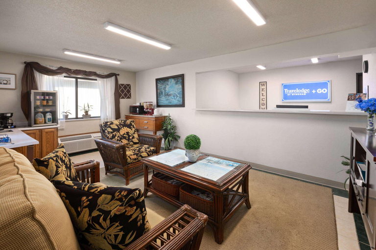 Public Area 2, Travelodge by Wyndham Redwood Falls, Redwood