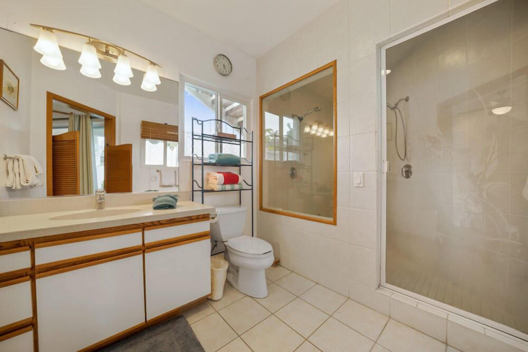 Bathroom 4, Kona Wa'a Paradise Getaway, Hawaii