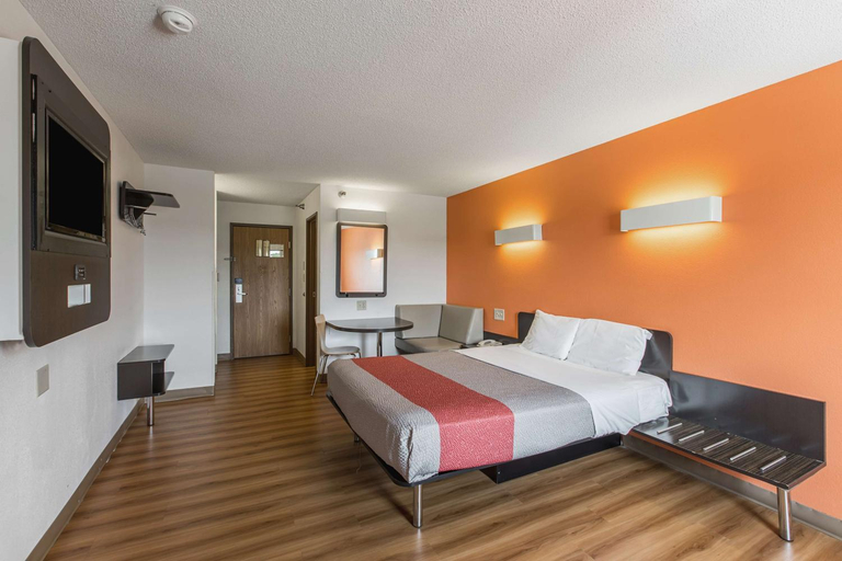 Bedroom 3, Motel 6 Omaha, NE - Central, Douglas