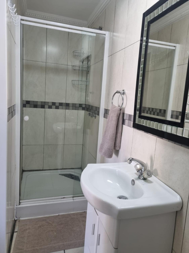 Bathroom 3, Emerald Backpackers, Ekurhuleni