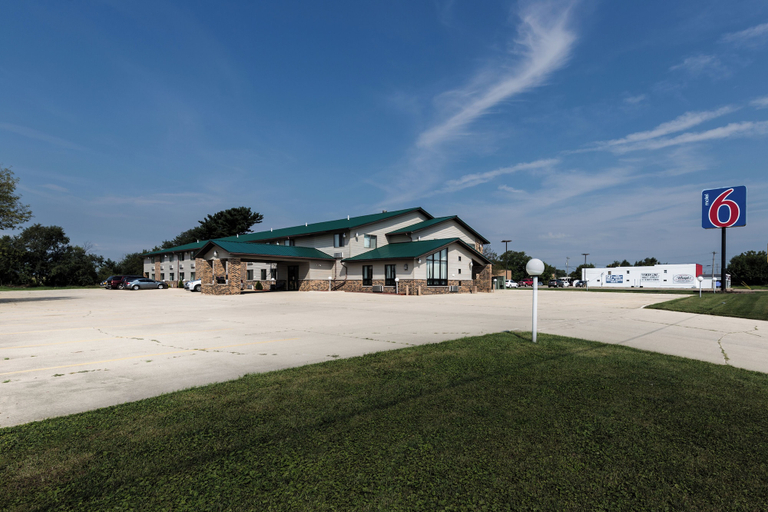 Exterior & Views 2, Motel 6 Kewanee, IL, Henry