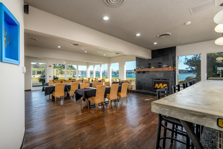 Food & Drinks 5, Waldport Bayfront Hotel & Restaurant, Lincoln