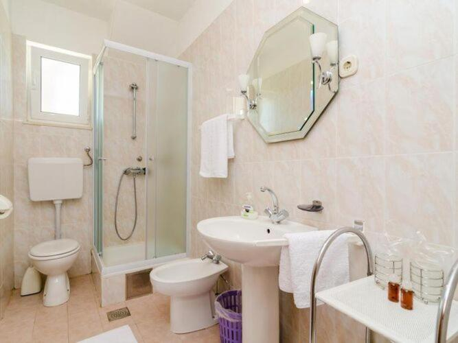 Bathroom 2, bedroom apartment with balcony, Dubrovnik