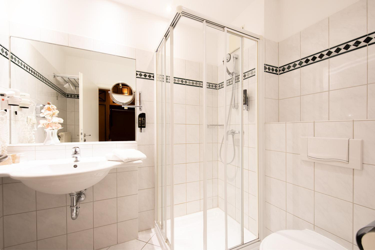 Bathroom 4, Ringhotel Klovensteen, Pinneberg