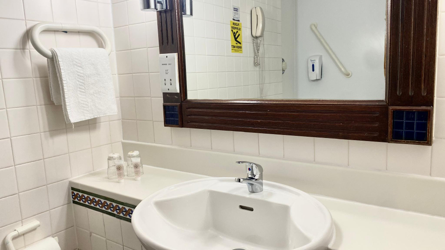 Bathroom 4, Europa Gatwick Hotel, West Sussex