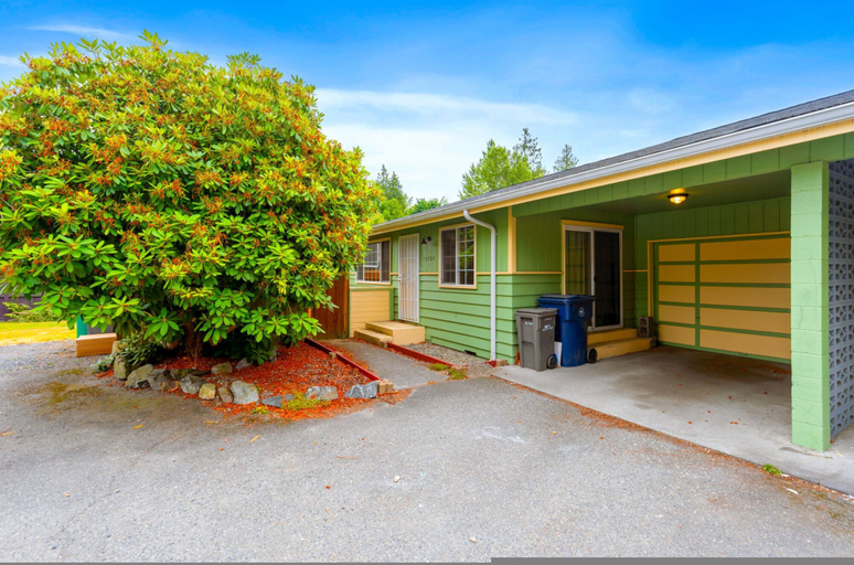 Exterior, Family-friendly 2BR Duplex Garage Backyard, Snohomish