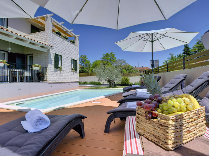 Sport & Beauty 2, Villa in Krnica near Beach  Pool, Marčana