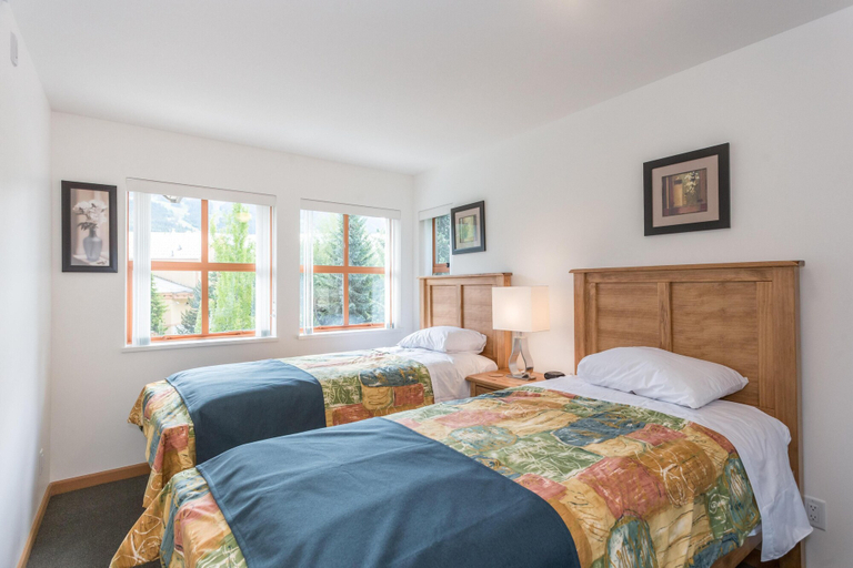 Others 2, Bright and Clean, Walk Everywhere, Shared Pool and Hot Tub, Squamish-Lillooet