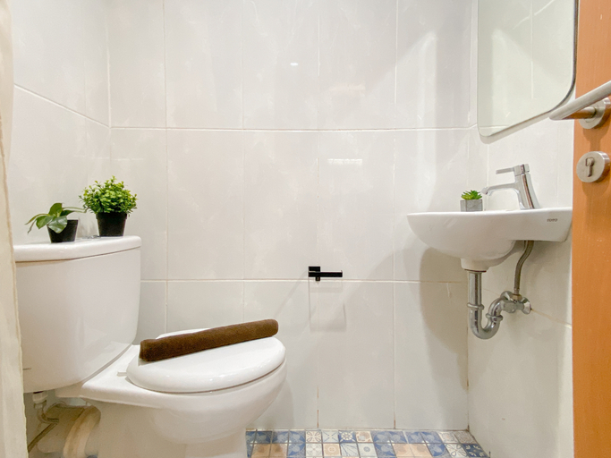 Bathroom 5, Peach Tone Studio at Evenciio Margonda Apartment By Travelio, Depok
