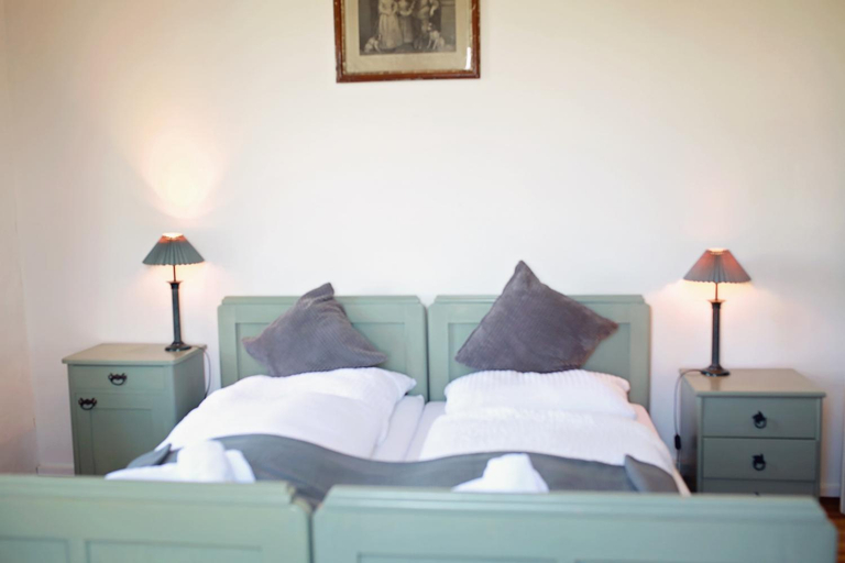 Bedroom 2, Schloss Moosburg Gastehaus, Klagenfurt Land