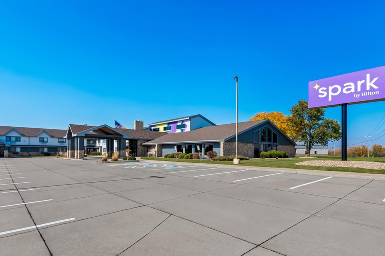 Exterior & Views 2, Spark by Hilton Cedar Falls, Black Hawk