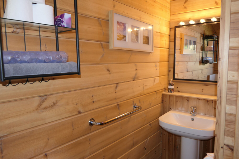 Bathroom 4, Willowbank Lodges, Wiltshire