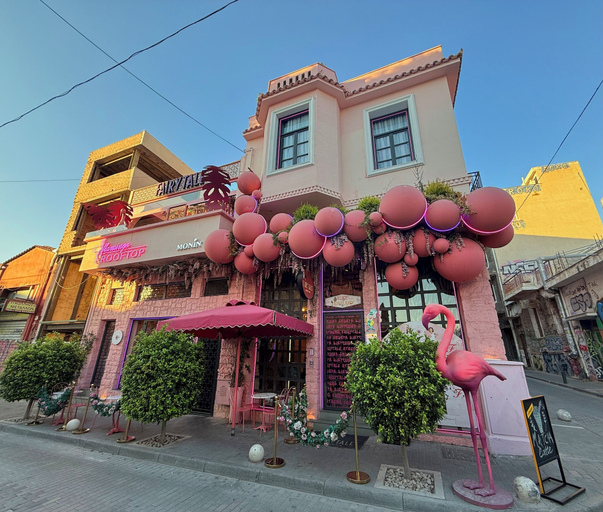 Exterior & Views