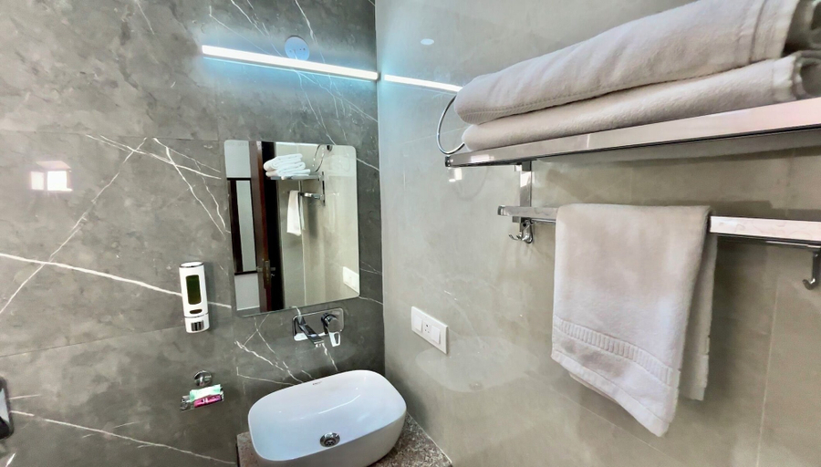 Bathroom 4, Hotel The Tusk, Garhwal