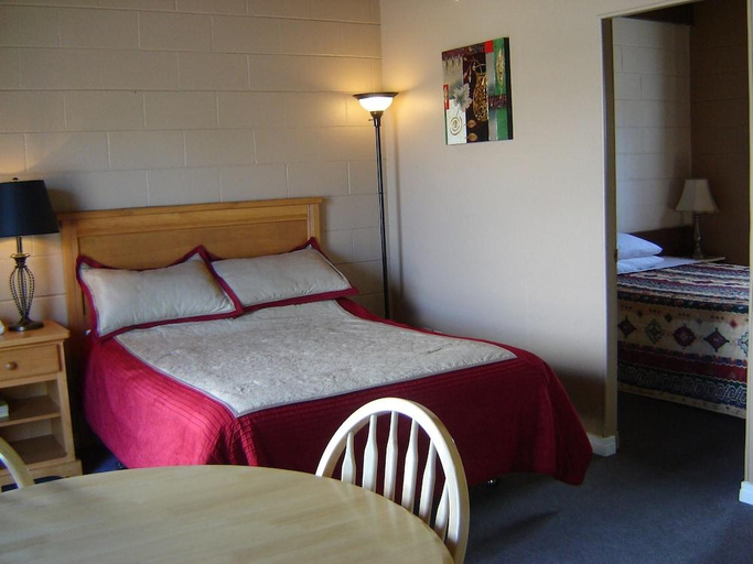 Bedroom 3, Flamingo Motel, Okanagan-Similkameen
