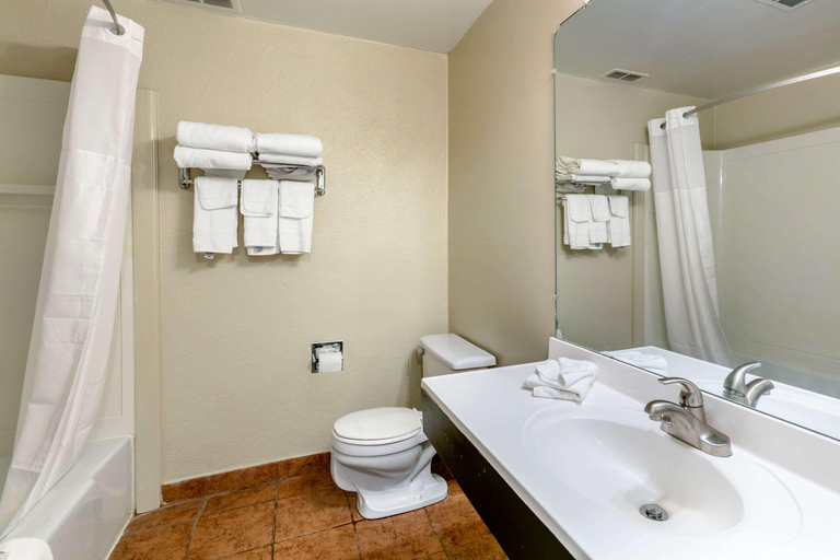 Bathroom 4, Quality Inn Rawlins I-80, Carbon