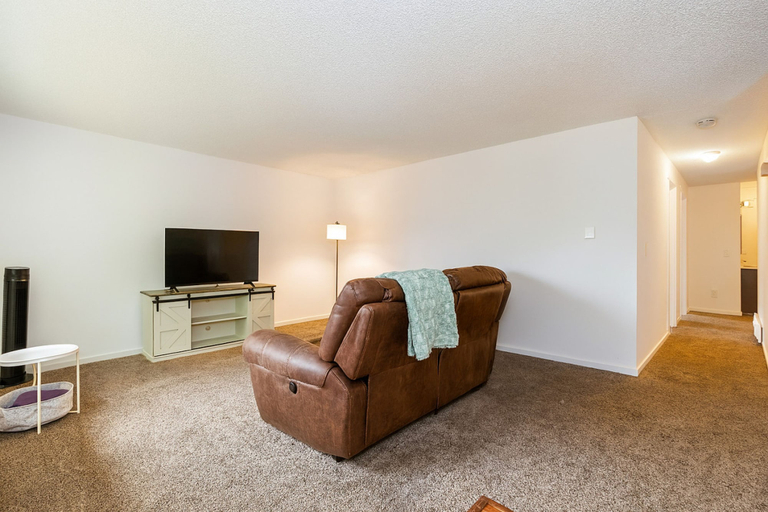Room 4, Family-friendly 2BR Duplex Garage Backyard, Snohomish