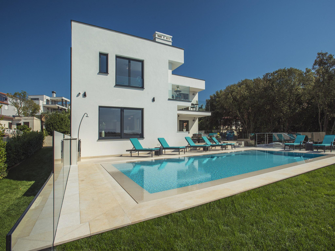 Sport & Beauty 2, Villa in Pjescana by the Beach with Pool, Medulin