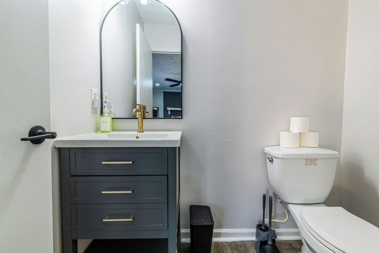 Bathroom 2, Nutmeg, Muscogee