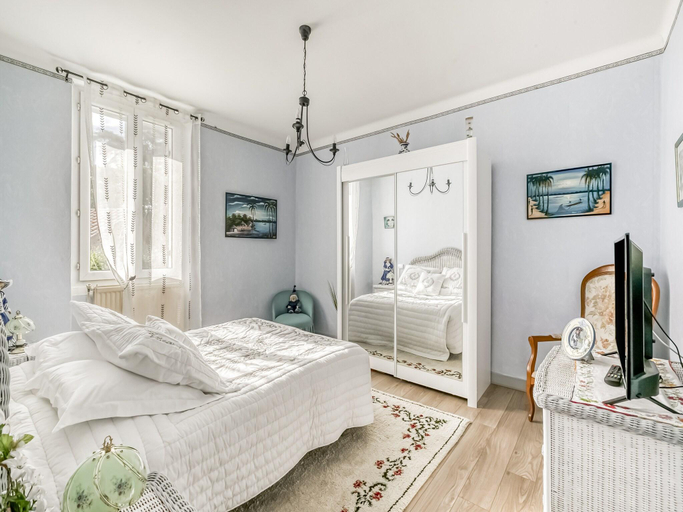 Bedroom 2, Charming Stay in Heart of Dax, Landes