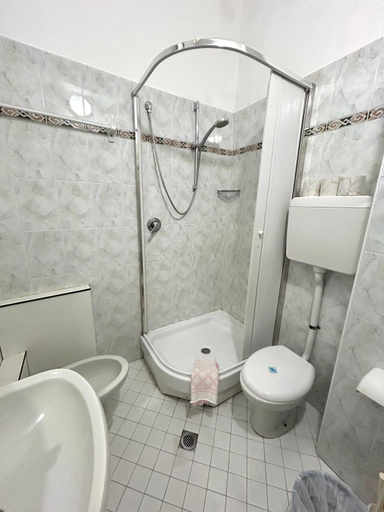 Bathroom 3, Hotel Caracas, Rimini