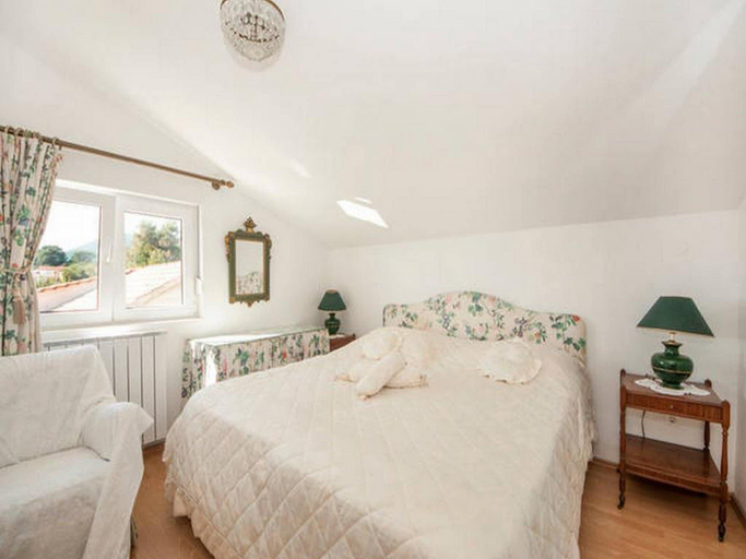 Bedroom 2, Berties Lodge - Standard Two Bedroom Apartment with Balcony and Sea viewA0, Smokvica
