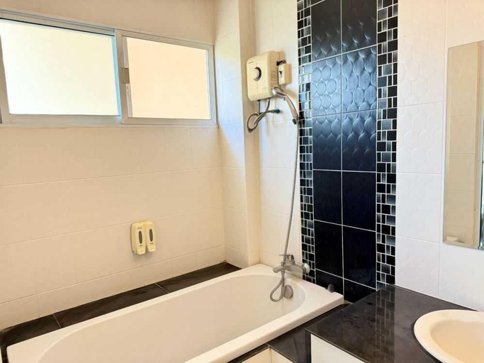 Bathroom 4, Dancenter Bupamontra Chiangmai, Muang Chiang Mai
