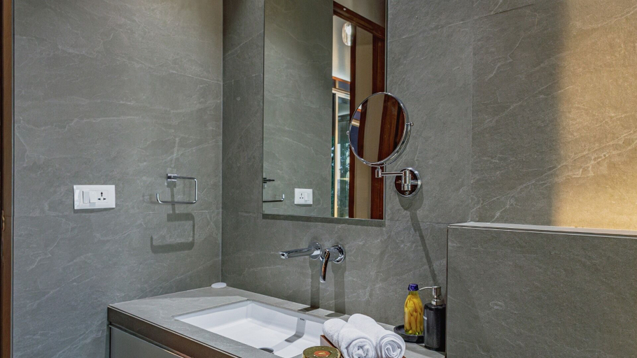 Bathroom 3, Nature's Island, Nashik