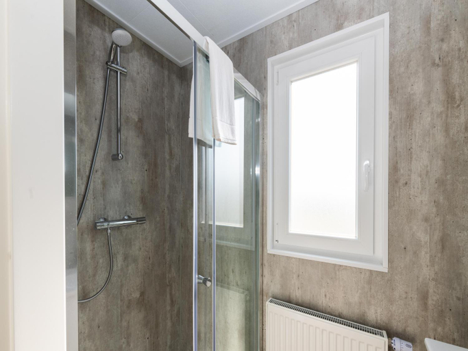 Bathroom 3, Chalet in Middelkerke near the Beach, West-Vlaanderen