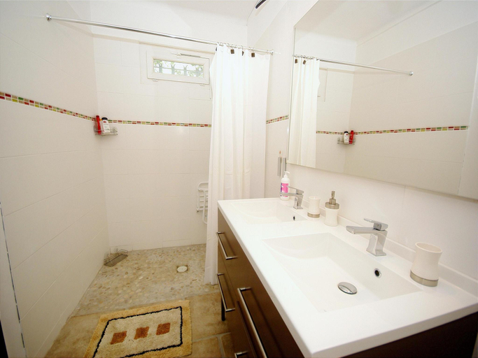 Bathroom 4, Holiday Home in Le Thor with Private Pool, Vaucluse