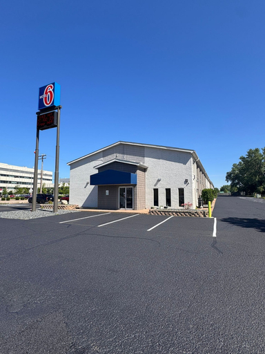 Exterior & Views 2, Motel 6 Eau Claire, WI, Eau Claire
