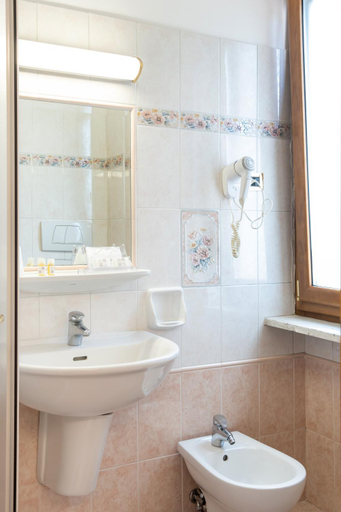 Bathroom 4, Hotel Santa Prisca, Rome