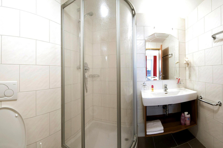 Bathroom, Apartment in Ischgl With a Balcony, Landeck