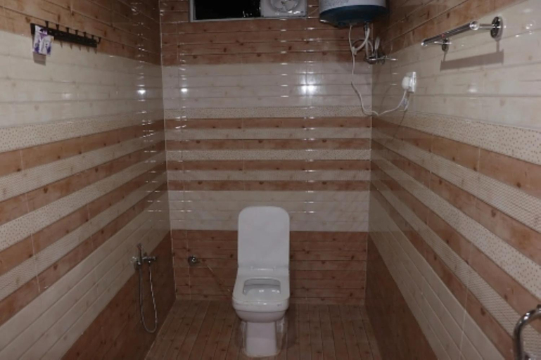 Bathroom 4, Hotel Shri Anand (Berinag,UK), Pithoragarh
