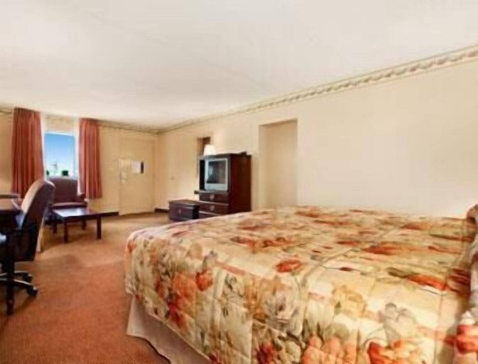 Bedroom 3, Ramada by Wyndham Lebanon, Wilson