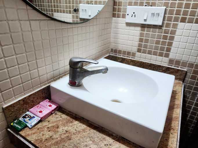 Bathroom 4, Bhammar's Inn - A Pure Vegetarian Hotel, Kolkata