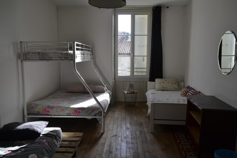 Bedroom 2, Grande chambre avec 4 lits pour 4 a 5 personnes, Deux-Sèvres