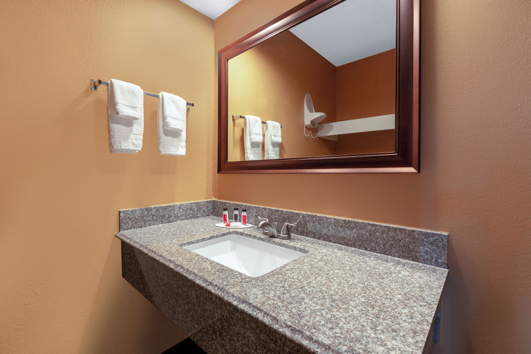 Bathroom 4, ローズウッド イン アンド スイーツ, Douglas