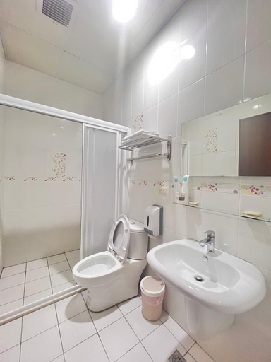 Bathroom 4, Wing On, Taitung