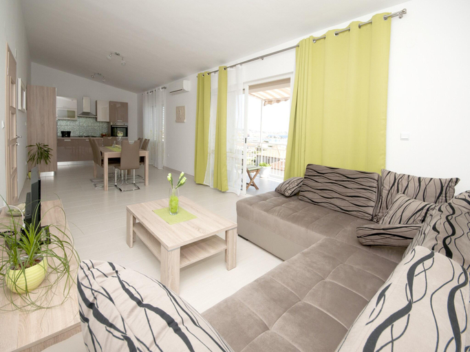 Others 5, Apartment in Seget Donji with terrace, Trogir